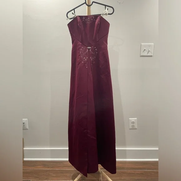 Morgan and Co burgundy satin formal strapless dress size 3/4 Morgan and Co burgundy satin formal strapless dress size 3/4